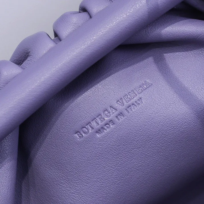 Batch 1120 Bottega Veneta cloud bag ☁️POUCH series original plain calfskin, super low-key and attractive, soft and casual, major Internet celebrity bloggers are crazy about calling it, fashionable and classy, ​​lazy and intellectual, small size: 23*13*8 (small cloud plain) lavender